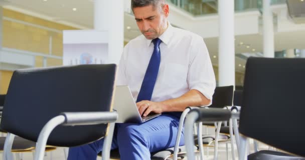 Vista Frontal Empresário Caucasiano Usando Seu Laptop Enquanto Sentado Seminário — Vídeo de Stock