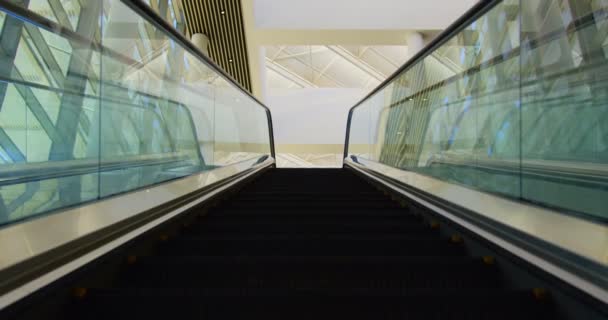 Nízký Úhel Pohled Prázdný Moderní Eskalátor Kanceláři — Stock video