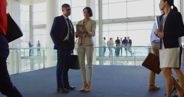 Vista Frontal Executivos Negócios Multi Étnicos Discutindo Sobre Tablet Digital — Vídeo de Stock