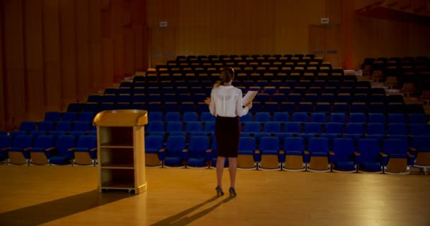 Achteraanzicht Van Mooie Jonge Kaukasische Zakenvrouw Beoefenen Van Toespraak Lege — Stockvideo