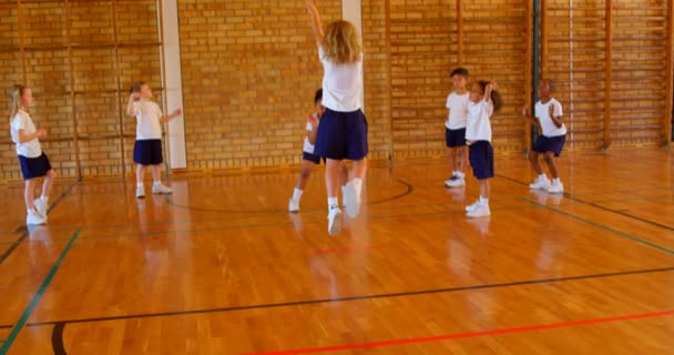 Seitenansicht Eines Gutaussehenden Kaukasischen Basketballtrainers Der Schülern Auf Dem Basketballplatz — Stockvideo