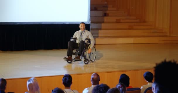 Vista Frontal Hombre Negocios Caucásico Maduro Discapacitado Hablando Escenario Auditorio — Vídeos de Stock