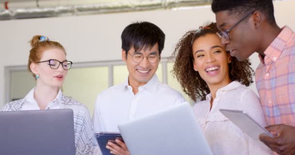 Vista Frontal Jóvenes Empresarios Multiétnicos Discutiendo Sobre Ordenador Portátil Tableta — Vídeos de Stock