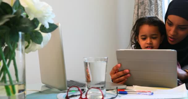 Čelní Pohled Mladé Asijské Matky Sobě Hidžáb Využitím Digitální Tablet — Stock video