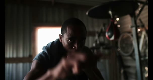 Vista Frontal Joven Boxeador Afroamericano Practicando Boxeo Gimnasio Boxeador Masculino — Vídeo de stock