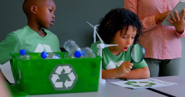 Vooraanzicht Van Groep Van Diverse Schoolkinderen Studeren Groene Energie Recyclen — Stockvideo