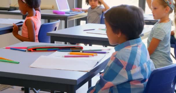 Lkokulda Masada Oturan Çeşitli Okul Çocukları Grup Yan Görünümü Yetiştirmek — Stok video