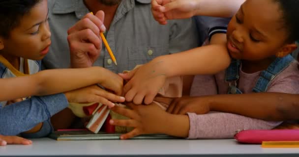 Frontansicht Einer Vielfältigen Gruppe Von Schulkindern Die Anatomie Klassenzimmer Mit — Stockvideo