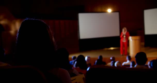 Framifrån Mogen Kaukasiska Hijab Affärskvinna Talar Business Seminarium Auditorium Publiken — Stockvideo