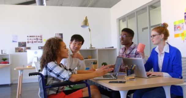 Seitenansicht Multiethnischer Geschäftsleute Die Modernen Büro Miteinander Interagieren — Stockvideo