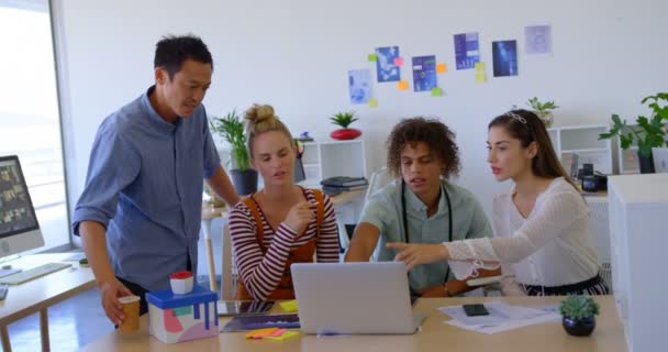 Visão Frontal Jovens Empresários Mestiços Trabalhando Laptop Interagindo Uns Com — Vídeo de Stock