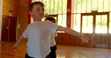 Önden Görünüm çeşitli schoolkids yoga İlköğretim Okulu gerçekleştirme Grubu'nun. Onlar birlikte 4 k test etmektir
