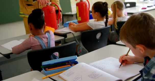 Mid Deel Van Kaukasische Brandweerman Onderwijs Schoolkinderen Brandveiligheid Klas Schoolkinderen — Stockvideo