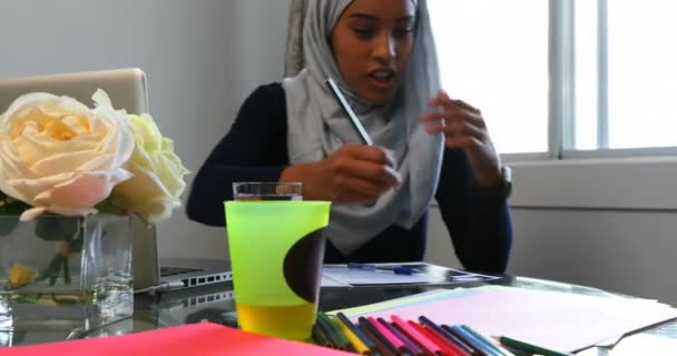 Vista Frontal Una Joven Madre Asiática Usando Hijab Ayudando Hija — Vídeos de Stock