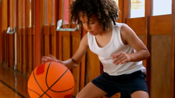 Boční Pohled Sportovní Školák Smíšený Závodit Basketbal Basketbalové Hřiště Škole — Stock video