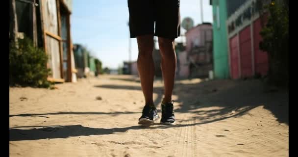 在海滩附近慢跑的年轻非裔美国人男性跑步者的小部分 他在阳光下锻炼 — 图库视频影像