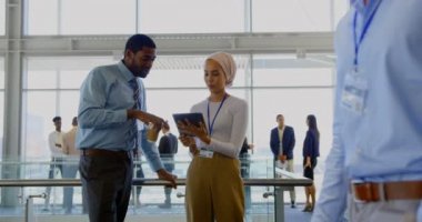 Çok etnik şirket yöneticileri Office 4 k dijital tablet üzerinde tartışırken önden görünümü