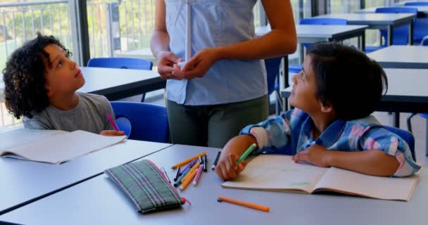 Vooraanzicht Van Gelukkige Groep Van Diverse Schoolkinderen Interactie Met Mooie — Stockvideo