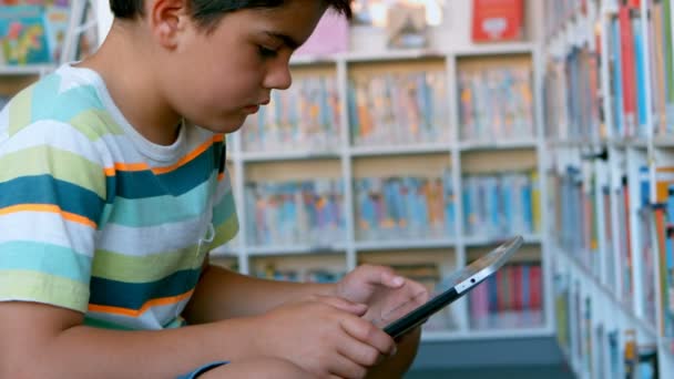 Vista Lateral Estudante Caucasiano Sentado Sofá Usando Tablet Digital Biblioteca — Vídeo de Stock