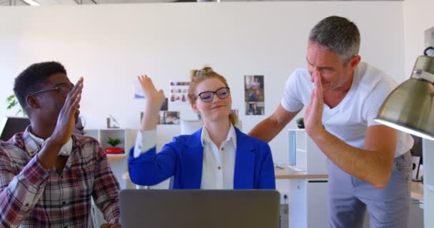 Frontansicht Multiethnischer Geschäftskollegen Die Modernen Büro Laptop Diskutieren Sie Geben — Stockvideo