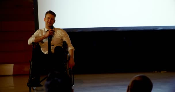 Oditoryumda Seminerinde Konuşan Yakışıklı Genç Kafkas Engelli Işadamıön Görünümü Tekerlekli — Stok video