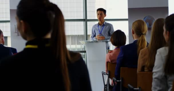 Widok Przodu Asian Mężczyzna Głośnik Mówienia Stojąc Podium Seminarium Biznesowe — Wideo stockowe