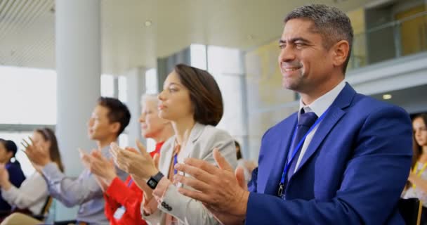 Seitenansicht Multiethnischer Geschäftsleute Die Business Seminar Sitzen Und Applaudieren — Stockvideo