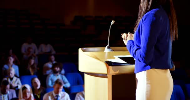 Konferans Salonu Seminerde Konuşan Genç Karışık Irk Işkadını Yan Görünüm — Stok video