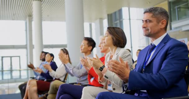 Vista Lateral Gente Negocios Multiétnicos Sentado Aplaudiendo Seminario Negocios — Vídeo de stock