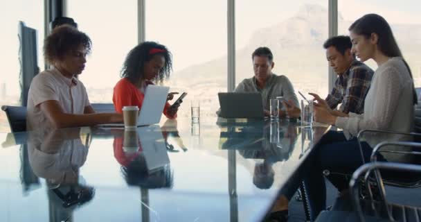 Vooraanzicht Van Uiteenlopende Bedrijfsleiders Zittend Aan Tafel Werken Moderne Kantoor — Stockvideo