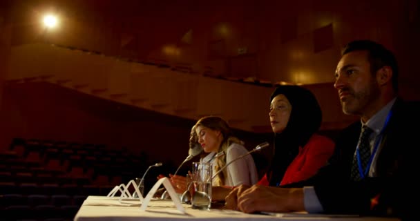 Zijaanzicht Van Mooie Jonge Kaukasische Zakenvrouw Spreekt Business Seminar Auditorium — Stockvideo