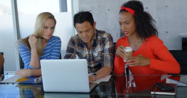 Masada Oturan Modern Ofis Içinde Laptop Üzerinde Çalışan Genç Çeşitli — Stok video