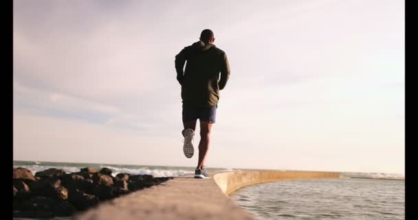 Nézet Hátulról Fiatal Afroamerikai Férfi Kocogó Fut Strandon Jogging Seawall — Stock videók