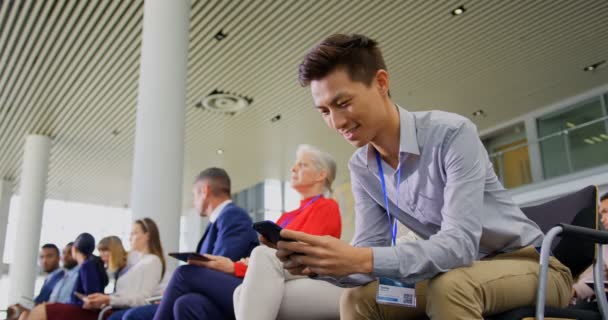 Vista Bajo Ángulo Hombre Negocios Asiático Sonriendo Sentado Mientras Usa — Vídeos de Stock