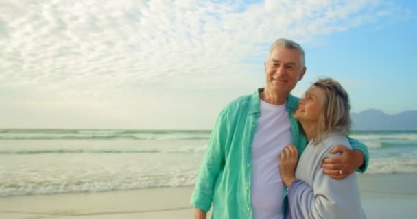 Čelní Pohled Aktivní Senior Kavkazský Pár Usmívá Všeobjímající Navzájem Pláži — Stock video