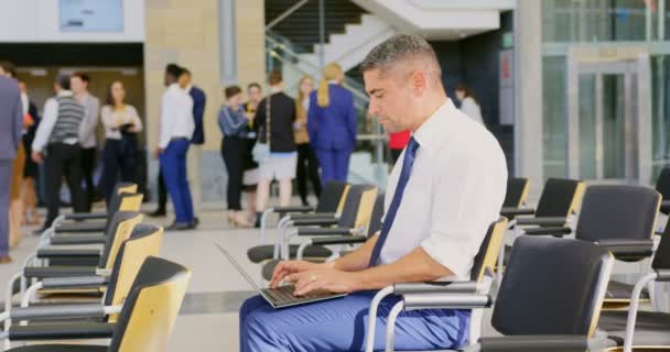 Zijaanzicht Van Een Kaukasische Zakenman Met Behulp Van Zijn Laptop — Stockvideo