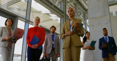 Kameraya bakarak ve office 4 k ayakta çok etnik iş adamları bir grup düşük açılı görünüş