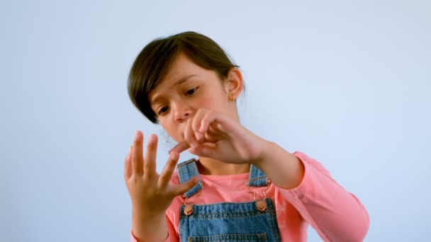 Vue Face Mignonne Écolière Caucasienne Comptant Sur Les Doigts Contre — Video