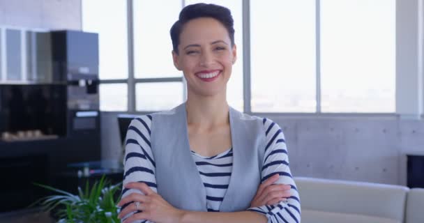 Retrato Bela Executiva Caucasiana Feliz Com Braços Cruzados Escritório Moderno — Vídeo de Stock