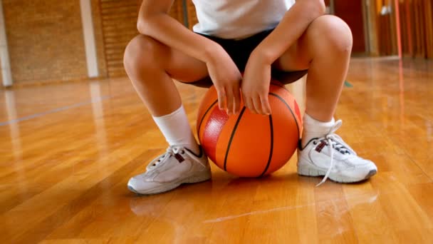 Čelní Pohled Atletická Americký Školák Sedí Basketbal Pro Košíkovou Škole — Stock video