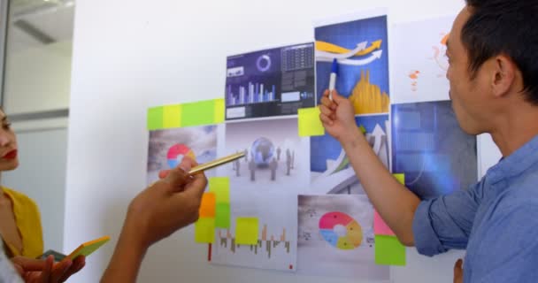 Dikiz Grafikler Modern Ofis Içinde Yapışkan Notlar Üzerinde Tartışırken Çok — Stok video