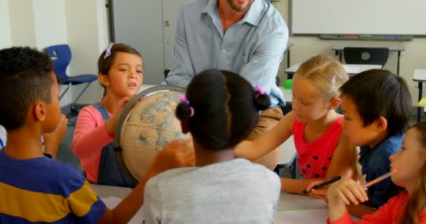 Yetişkin Beyaz Erkek Öğretmen Görünümü Sınıfta Dünya Hakkında Çocukları Öğretmek — Stok video