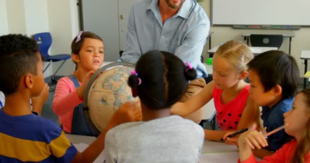 Vooraanzicht Van Volwassen Kaukasische Mannelijke Leraar Onderwijs Zijn Kinderen Globe — Stockvideo