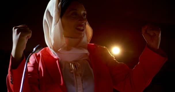 Обзор Зрелой Смешанной Расовой Предпринимательницы Хиджабом Выступающей Бизнес Семинаре Аудитории — стоковое видео