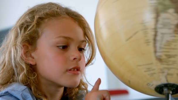 Vista Lateral Linda Estudante Caucasiana Loira Estudando Globo Uma Sala — Vídeo de Stock