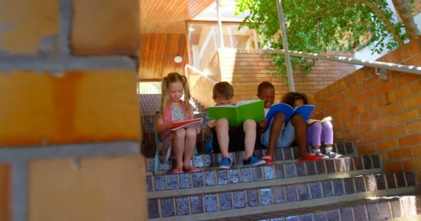 Lkokulda Merdivenlerde Otururken Kitap Okuma Okul Çocuk Çeşitli Grubun Görünümü — Stok video