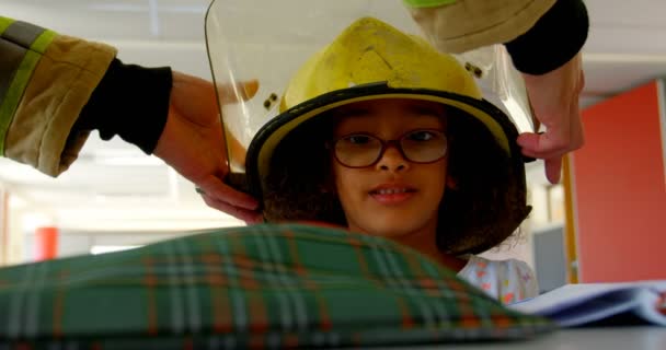 Vista Frontale Del Pompiere Che Aiuta Studentessa Afroamericana Mettendo Casco — Video Stock