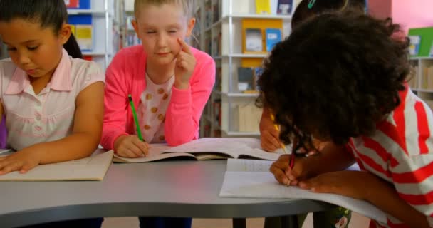 Pohled Skupinu Rozmanitých Školských Dětí Studujících Pohromadě Stolu Školní Knihovně — Stock video