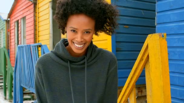 Vista Frontal Jovem Mulher Afro Americana Feliz Dançando Cabana Praia — Vídeo de Stock