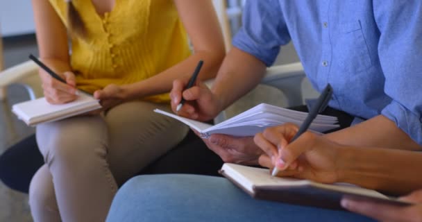 Mid Sectie Van Multi Etnische Collega Schrijven Een Dagboek Moderne — Stockvideo